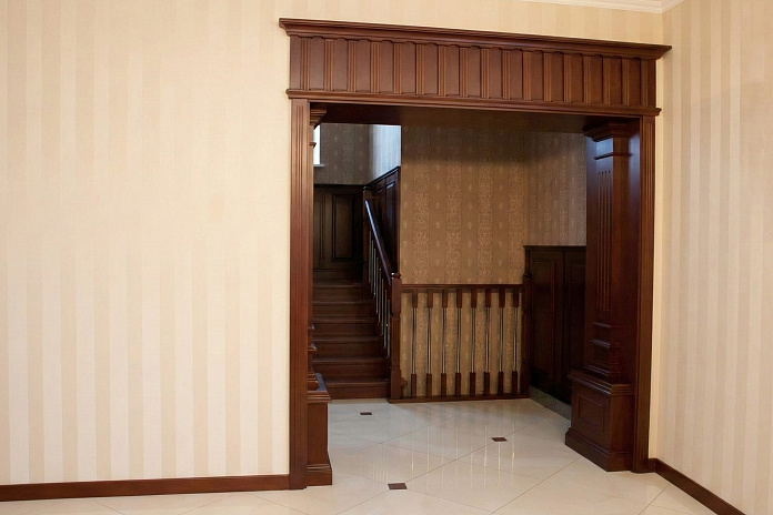 Портал с полуколоннами в темной эмали (1). Работы компании РСК Интерьер.